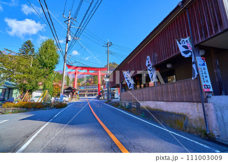 秋の群馬県高崎市 榛名神社参拝用の市営駐車場(県道33号)付近から大鳥居方面を見る 秋の群馬県高崎市 榛名神社参拝用の市営駐車場(県道33号)付近から大鳥居方面を見る 111003009