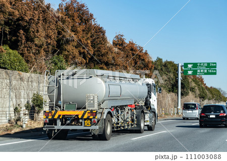 高速道路を走行する特殊車両 111003088