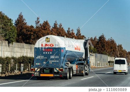 高速道路を走行する特殊車両 高速道路を走行する特殊車両 111003089