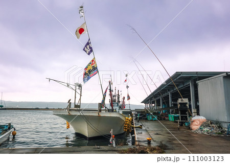能登半島　日本海側に面した能登富来港（石川県羽咋郡志賀町） 111003123