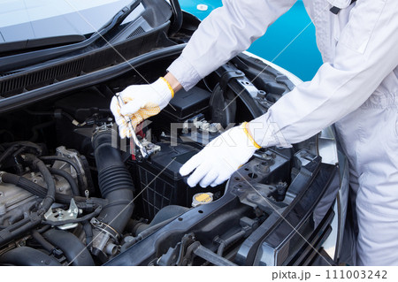 車のバッテリーの点検　交換作業 111003242