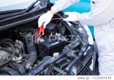 車のバッテリーのトラブル(ワニ口クリップを持つ整備士) 車のバッテリーのトラブル(ワニ口クリップを持つ整備士) 111003339