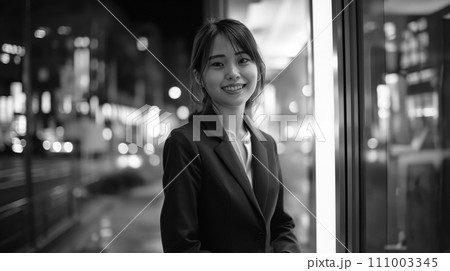 AI画像生成 夜の街を歩く女性(モノクロ) AI画像生成 夜の街を歩く女性(モノクロ) 111003345