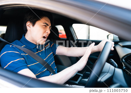 危険運転をする若い男性 111003750
