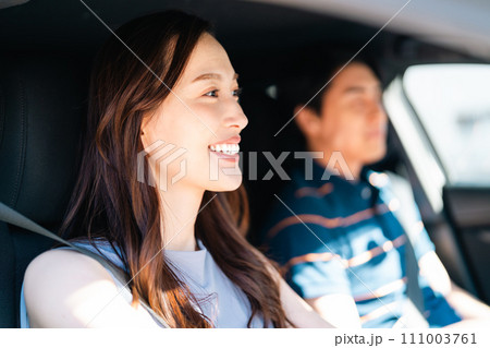 ドライブを楽しむ若いカップル ドライブを楽しむ若いカップル 111003761