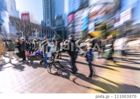 日本の東京都市景観 高齢化社会 =東京都内(渋谷スクランブル交差点を渡り終えた高齢者) 日本の東京都市景観 高齢化社会 =東京都内(渋谷スクランブル交差点を渡り終えた高齢者) 111003870