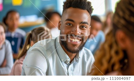 活発な教室でのディスカッションを熱心に指導する先生。優しい小学校教員のイメージ。AI画像 111004097