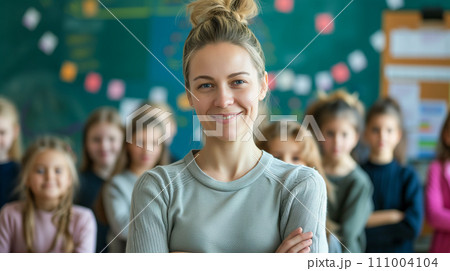 活発な教室でのディスカッションを熱心に指導する先生。優しい小学校教員のイメージ。AI画像 111004104