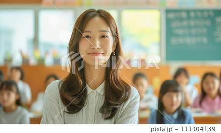 活発な教室でのディスカッションを熱心に指導する先生。優しい小学校教員のイメージ。AI画像 111004139