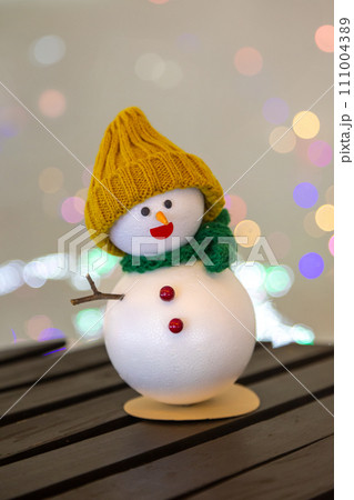 イルミネーションと雪だるまのイメージ イルミネーションと雪だるまのイメージ 111004389