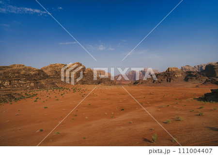 ヨルダンの世界遺産「ワディ・ラム」砂漠 ヨルダンの世界遺産「ワディ・ラム」砂漠 111004407