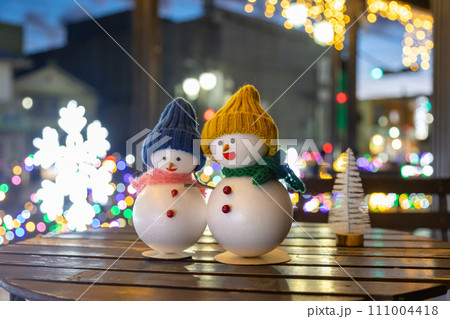 ペアの雪だるまのイメージ 111004418
