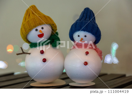 ペアの雪だるまのイメージ 111004419