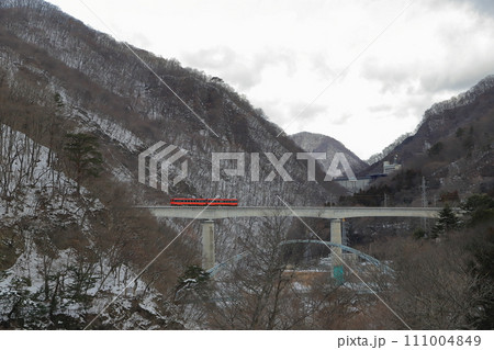 野岩鉄道「限りなくモノクロームに近い景色と赤い列車」 野岩鉄道「限りなくモノクロームに近い景色と赤い列車」 111004849
