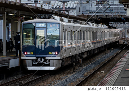 通勤電車 閑散時間帯 イメージ 通勤電車 閑散時間帯 イメージ 111005418