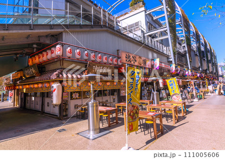 日本の東京都市景観 1月・渋谷駅前の渋谷横丁…換気万全…＝1月27日 111005606