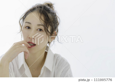 指をくわえる女性のポートレート 111005776