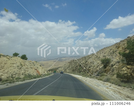 ネボ山から死海への道中 ヨルダン・マダバ近郊 ネボ山から死海への道中 ヨルダン・マダバ近郊 111006246