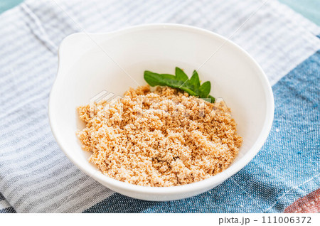 ボウルに入った焼きたらこ 111006372