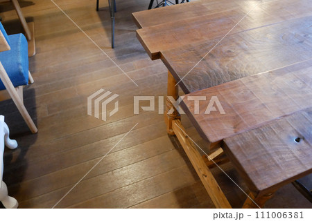 古いウォールナットのテーブル 111006381