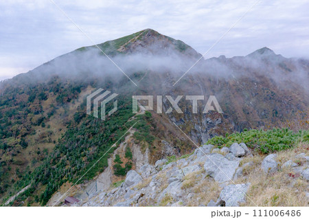 長野県中央アルプス空木岳登山　東川岳の山頂 111006486