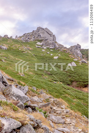 長野県中央アルプス空木岳登山　空木岳の山頂 111006489