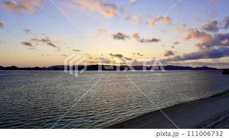 朝の慶良間諸島(阿嘉島)の北浜(ニシバマ)ビーチ 朝の慶良間諸島(阿嘉島)の北浜(ニシバマ)ビーチ 111006732