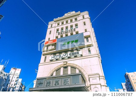 日本の東京都市景観 1月・冬晴れ、青空に映える浅草駅などを望む＝1月27日 111006787