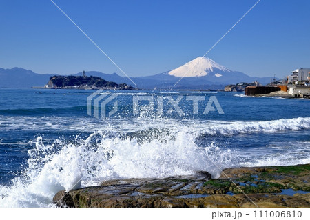 砕け散る波　湘南稲村ケ崎海岸 111006810