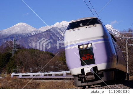 冬の八ヶ岳とE351系・特急スーパーあずさ 111006836