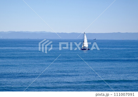 青い空と青い海　優雅に漂うヨット 111007091