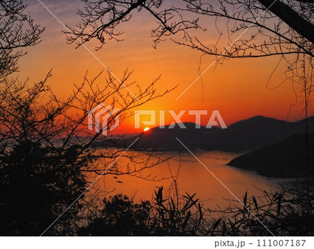 万葉の岬から見る播磨灘の夕景 111007187