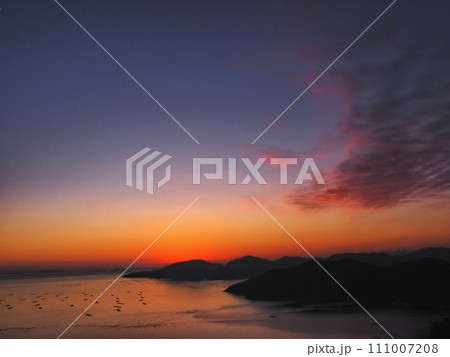 万葉の岬から見る播磨灘の夕景 111007208