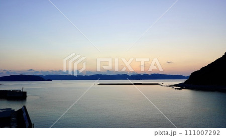 沖縄県座間味村阿嘉島から見た渡嘉敷島の日の出 111007292