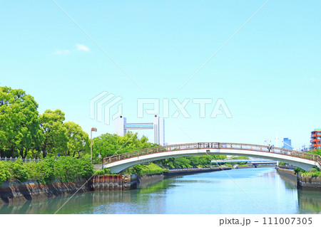 愛知県名古屋市、新緑とセンチュリーホールの風景 111007305