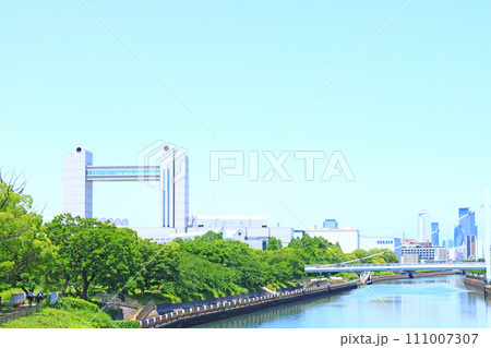 愛知県名古屋市、新緑とセンチュリーホールの風景 111007307