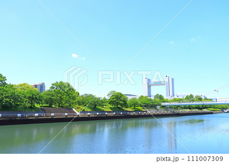 愛知県名古屋市、新緑とセンチュリーホールの風景 愛知県名古屋市、新緑とセンチュリーホールの風景 111007309