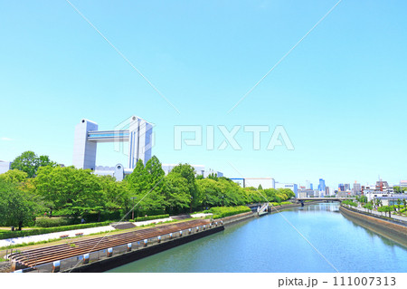 愛知県名古屋市、新緑とセンチュリーホールの風景 愛知県名古屋市、新緑とセンチュリーホールの風景 111007313