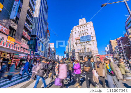 日本の東京都市景観JN.1…浅草はコロナ禍前の賑わい…青空に映える浅草駅＝1月27日 111007348