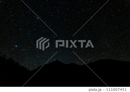 屋久島のモッチョム岳周辺の夜空 111007451