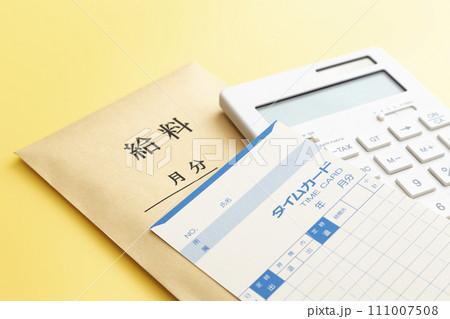 黄色背景にタイムカード 111007508