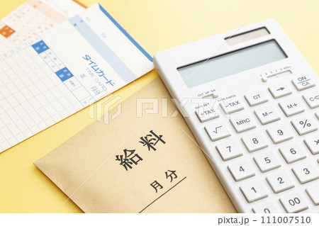黄色背景にタイムカード 黄色背景にタイムカード 111007510