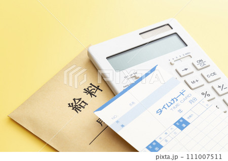 黄色背景にタイムカード 111007511