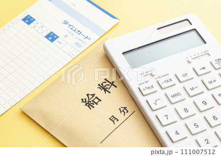 黄色背景にタイムカード 黄色背景にタイムカード 111007512