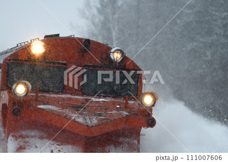 除雪をする除雪列車 111007606