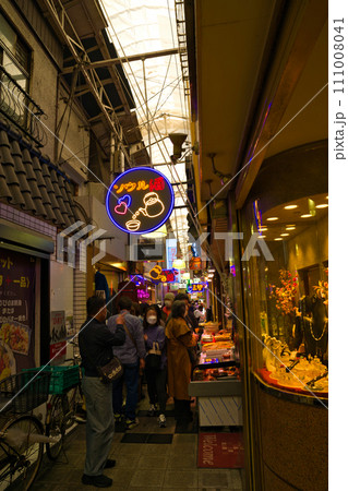 【大阪府】3月・賑わう鶴橋商店街 111008041