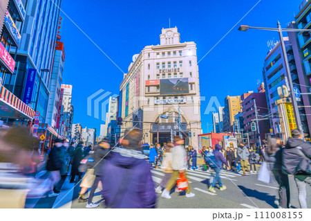 日本の東京都市景観JN.1…浅草はコロナ禍前の賑わい…青空に映える浅草駅＝1月27日 111008155