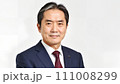 スーツを着た中年のビジネスマン 111008299
