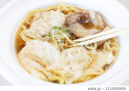 おいしいカップラーメンのワンタン麺 おいしいカップラーメンのワンタン麺 111008869