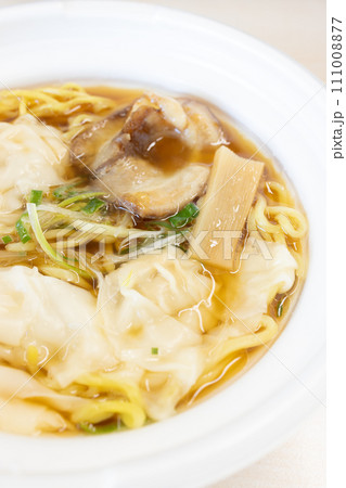 おいしいカップラーメンのワンタン麺 111008877
